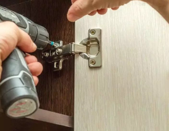 Pasang engsel ke kusen pintu lemari