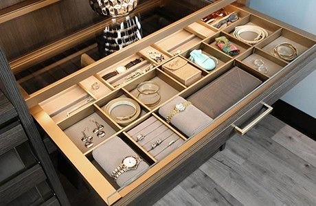 California Closets pull-out racks_ laci tersembunyi