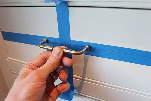 Memasang-perangkat keras-untuk-pintu-kabinet