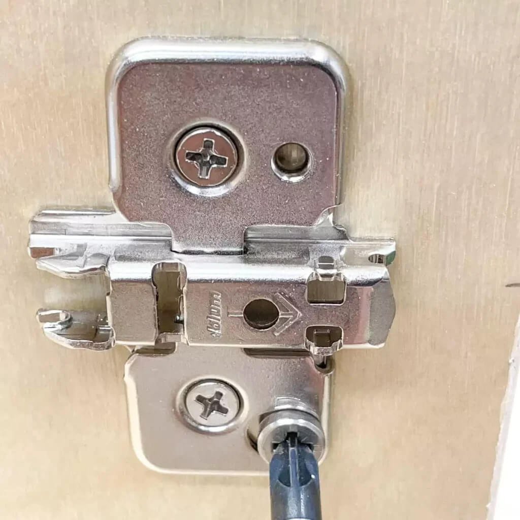 pasang-engsel-ke-pintu-kabinet